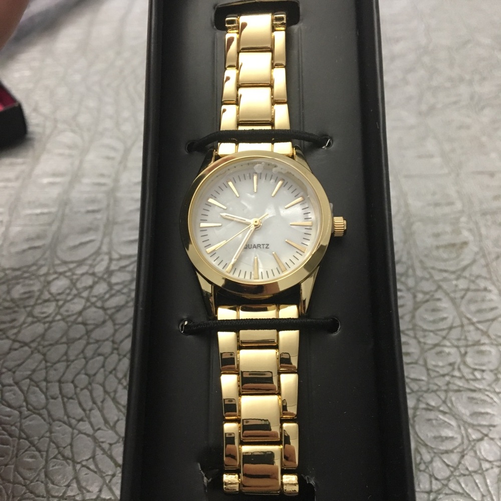 fBeautiful gold link watch